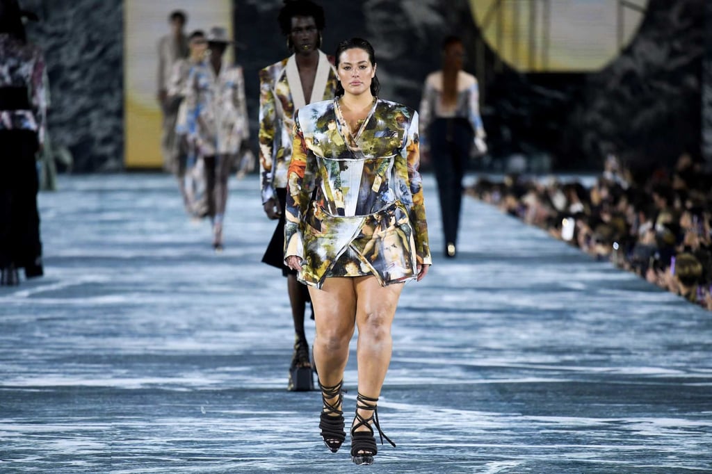 US model Ashley Graham presents a creation for the Balmain spring/summer 2023 fashion show during the Paris Womenswear Fashion Week, in Paris, on September 28. Photo: AFP US model Ashley Graham presents a creation for the Balmain spring/summer 2023 fashion show during the Paris Womenswear Fashion Week, in Paris, on September 28. Photo: AFP