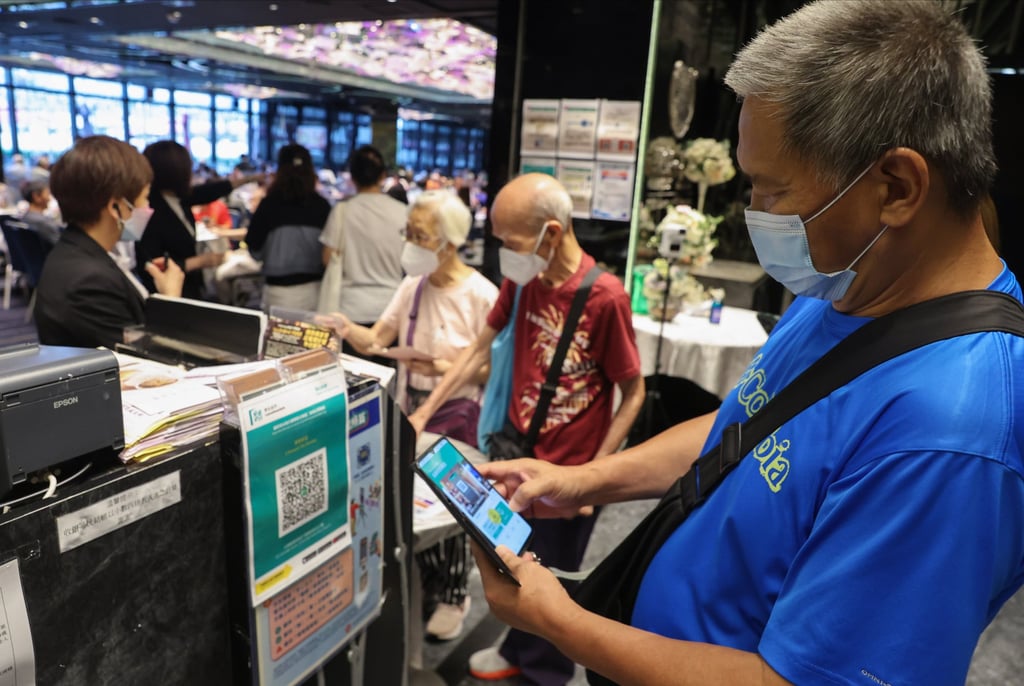 Experts say the vaccine pass scheme should remain in place to help prevent severe cases by limiting the movements of those who are not fully vaccinated. Photo: Edmond So