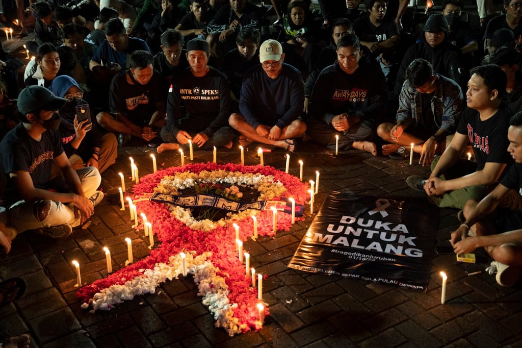 People pay condolences to the victims of the football match riot and stampede, in Denpasar, Bali, Indonesia, on October 2, 2022. Photo: EPA-EFE