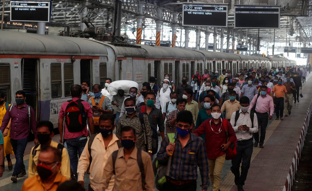 Indian commuters crowd the Chhatrapati Shivaji train Terminus in Mumbai on February 1, 2021. Photo: AP