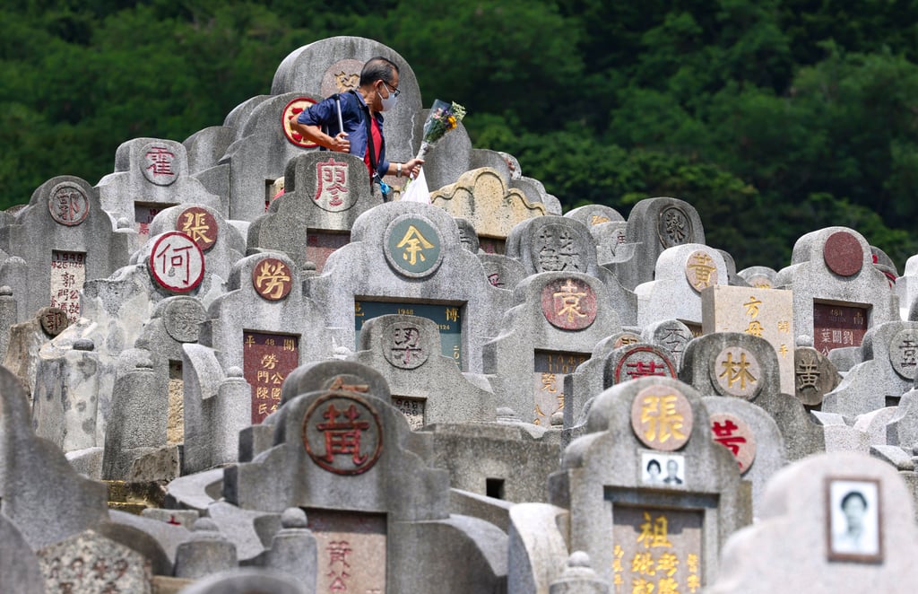Residents pay their respects to their ancestors at the Diamond Hill Cemetery on Tuesday. Photo: Dickson Lee Residents pay their respects to their ancestors at the Diamond Hill Cemetery on Tuesday. Photo: Dickson Lee