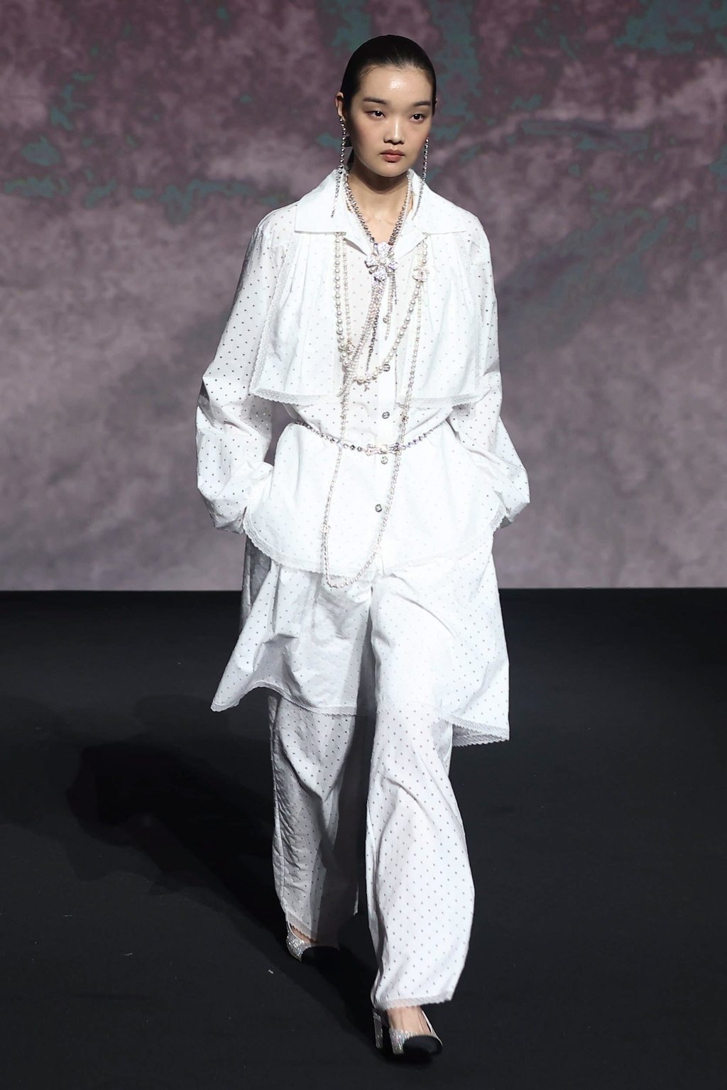 A model presents a creation from Chanel’s Womenswear spring/summer 2023 collection by French designer Virginie Viard during the Paris Fashion Week on October 4. Photo: EPA-EFE A model presents a creation from Chanel’s Womenswear spring/summer 2023 collection by French designer Virginie Viard during the Paris Fashion Week on October 4. Photo: EPA-EFE