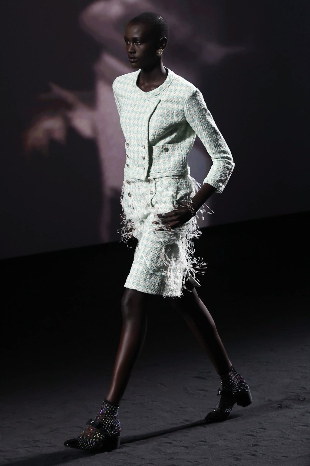 A model presents a Chanel creation from the womenswear spring/summer 2023 collection by French designer Virginie Viard at the Paris Fashion Week, on October 4. Photo: EPA-EFE A model presents a Chanel creation from the womenswear spring/summer 2023 collection by French designer Virginie Viard at the Paris Fashion Week, on October 4. Photo: EPA-EFE