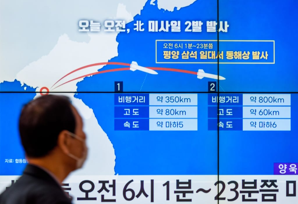 A man looks at a TV screen in Seoul showing news reporting on North Korea’s firing of two short-range ballistic missiles into the East Sea on October 6, the sixth of its kind in just 12 days, in apparent protest of the return of the USS Ronald Reagan aircraft carrier to the East Sea. Photo: dpa