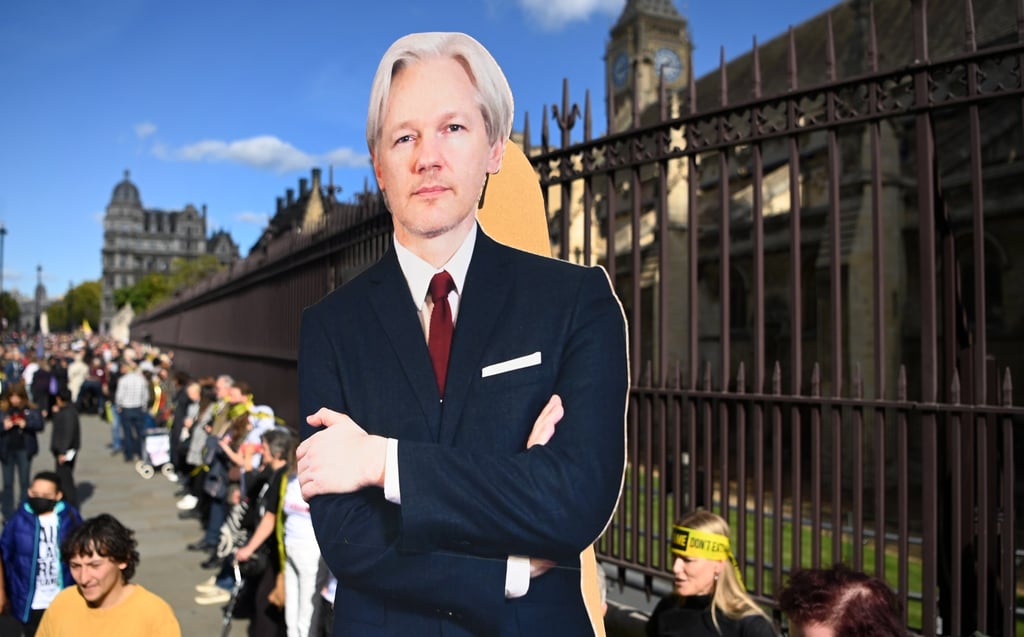 A cardboard cut-out depicting WikiLeaks founder Julian Assange as his supporters form a human chain around the British parliament in London, UK on Saturday. Photo: EPA-EFE A cardboard cut-out depicting WikiLeaks founder Julian Assange as his supporters form a human chain around the British parliament in London, UK on Saturday. Photo: EPA-EFE