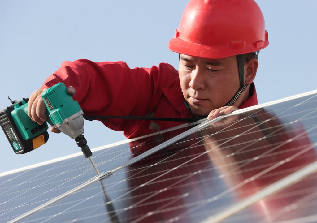 A worker of PetroChina’s Tarim oilfield branch installs photovoltaic panels at a well station along the Tarim Desert Road in northwest China’s Xinjiang Uygur Autonomous Region on March 31, 2022. Photo: Xinhua