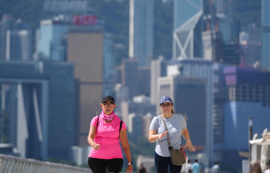 Residents exercise during the recent heat spell. Photo: Sam Tsang