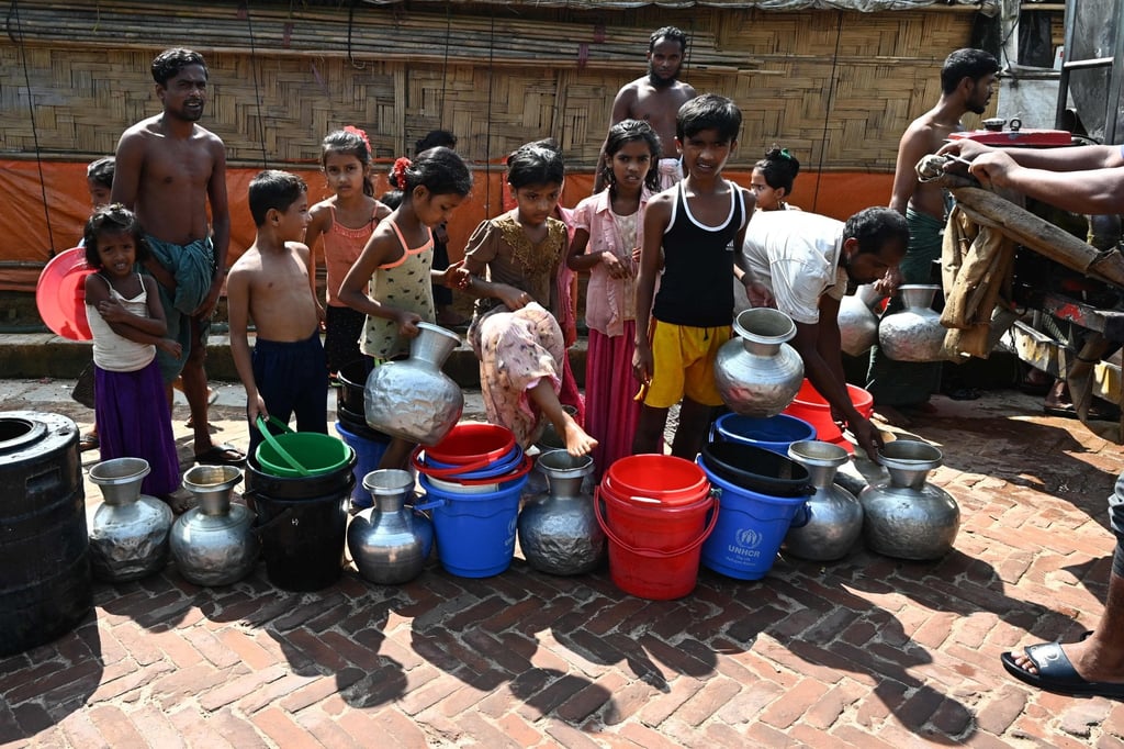 Rohingya refugees queue to collect drinking water from a tanker at Kutupalong refugee camp in Ukhia on September 29, 2022. Photo: AFP