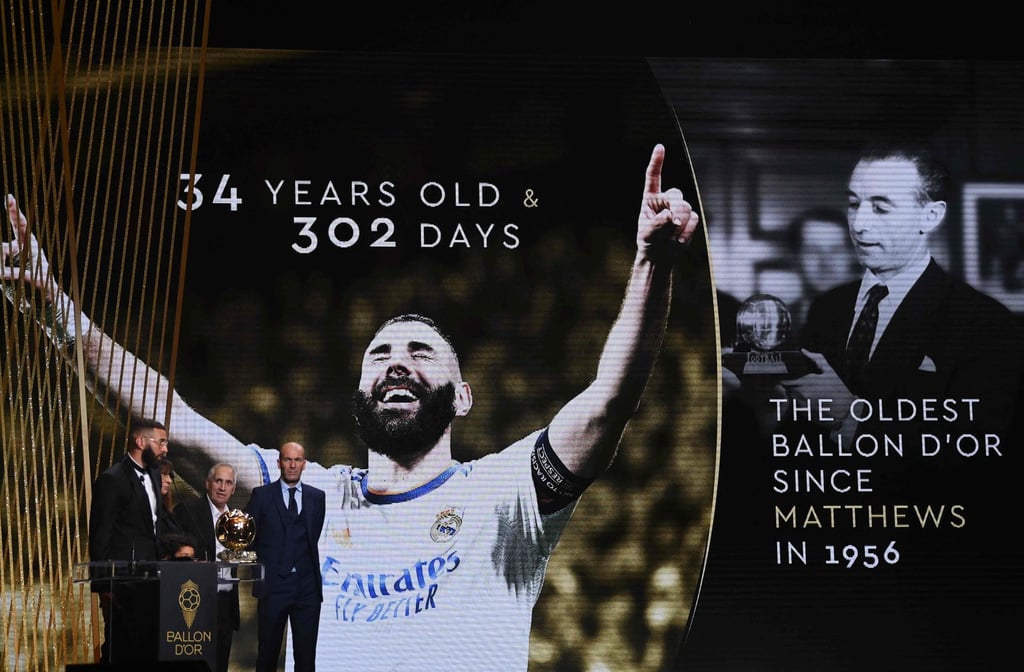 Karim Benzema receives the Ballon d’Or award next to his mother Malika Benzema, his father Hafid Benzema from French former forward football player Zinedine Zidane. Photo: AFP