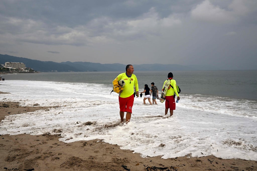 Two members of Civil Protection check the beach ahead of the arrival of Hurricane Roslyn, in the tourist area of Puerto Vallarta, Jalisco State, Mexico, on Saturday. Photo: AFP Two members of Civil Protection check the beach ahead of the arrival of Hurricane Roslyn, in the tourist area of Puerto Vallarta, Jalisco State, Mexico, on Saturday. Photo: AFP