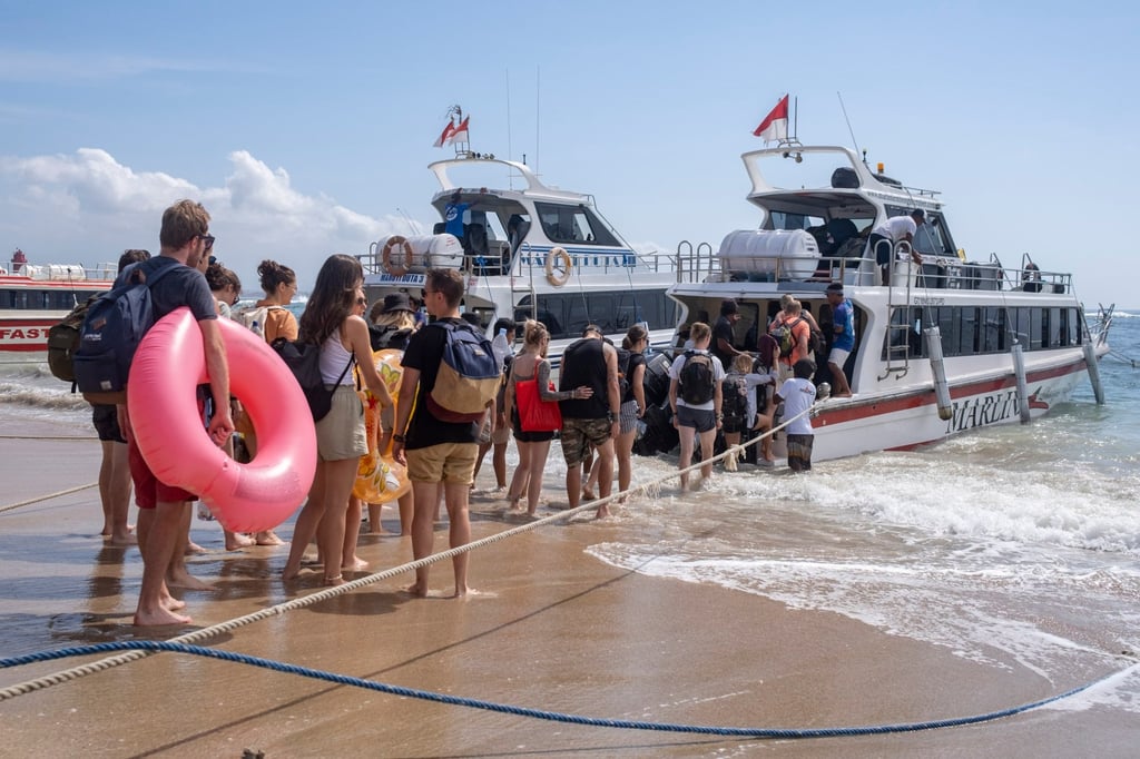 Foreign tourists queue to board a boat in Sanur, Bali, Indonesia in September 2022. Photo: EPA-EFE Foreign tourists queue to board a boat in Sanur, Bali, Indonesia in September 2022. Photo: EPA-EFE