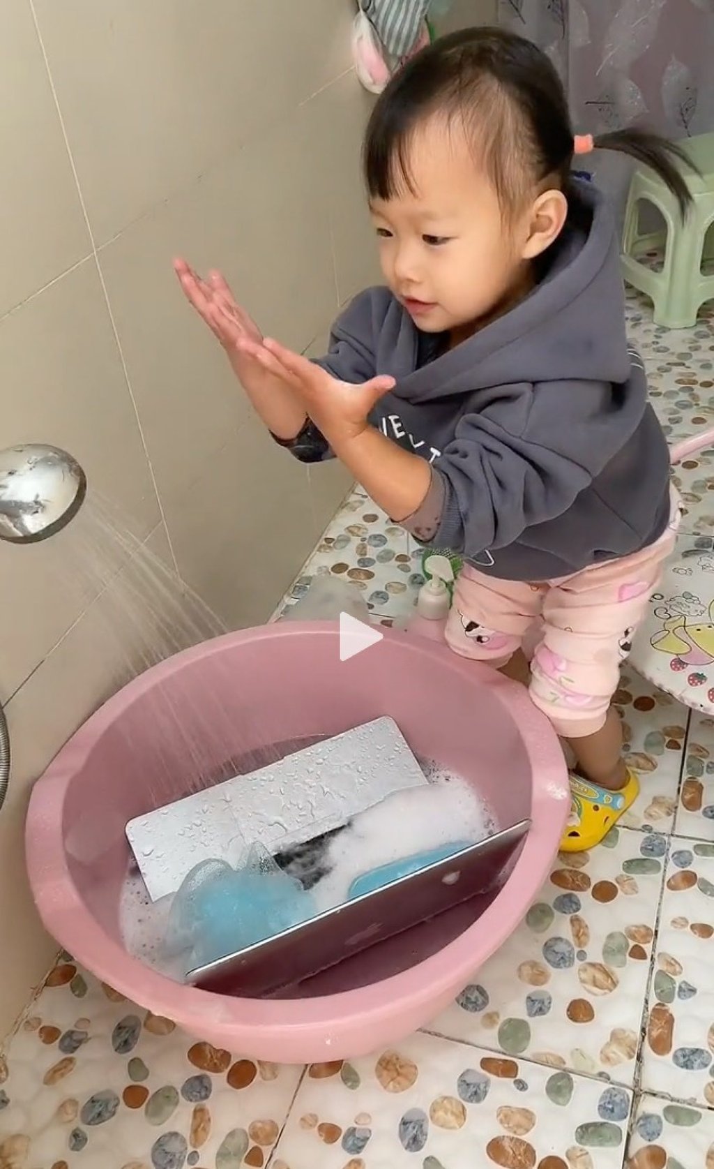 The 2-year-old overheard her dad’s complaints and while he was asleep and later that day she ‘washed’ his US$1,200 laptop for him as a favour. Photo: Douyin The 2-year-old overheard her dad’s complaints and while he was asleep and later that day she ‘washed’ his US$1,200 laptop for him as a favour. Photo: Douyin