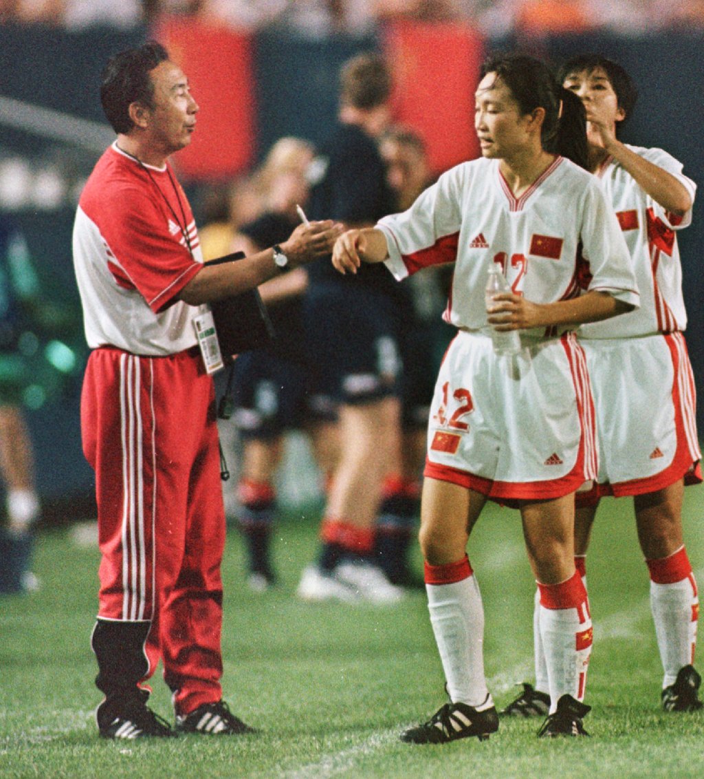 China coach Ma Yuanen gives instructions to his players during the second half of their semi-final against Norway at the 1999 Women’s World Cup at Foxboro Stadium. Photo: AP