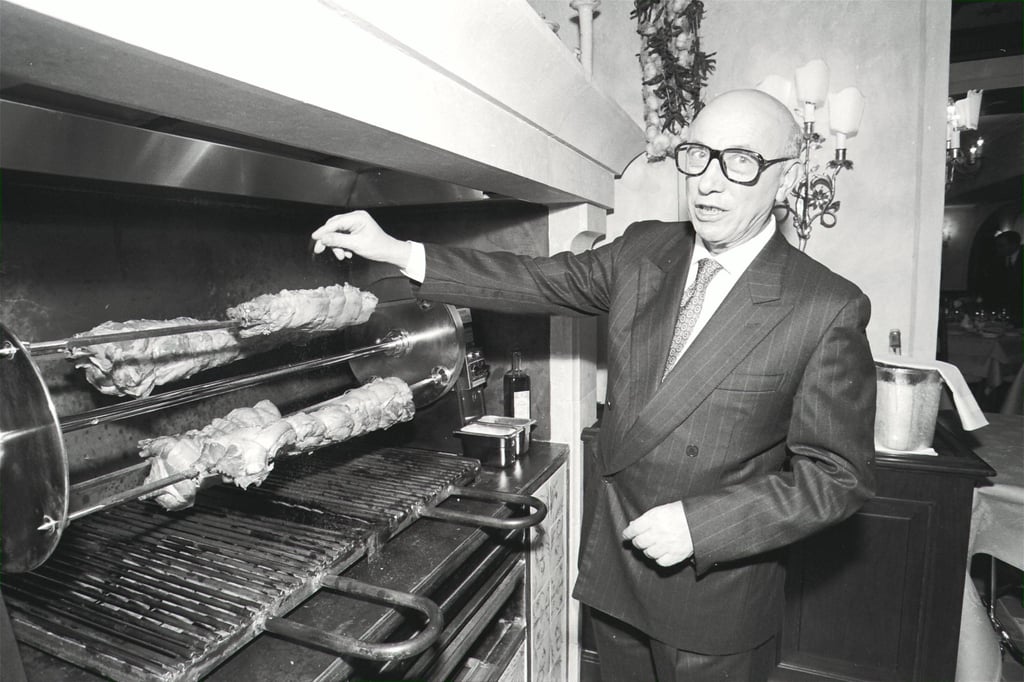Francesco Sabatini seasons meat at the newly opened Italian restaurant Sabatini’s in the Royal Garden hotel, Hong Kong, in 1992. Photo: SCMP Francesco Sabatini seasons meat at the newly opened Italian restaurant Sabatini’s in the Royal Garden hotel, Hong Kong, in 1992. Photo: SCMP