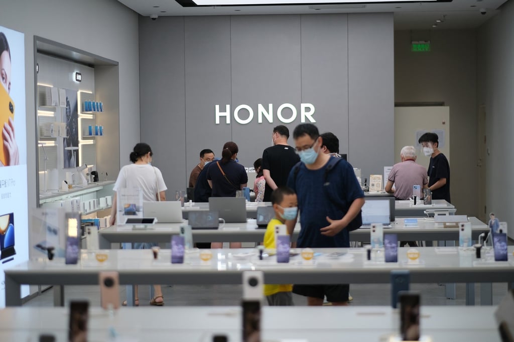Customers inside an Honor smartphone retail store in Shanghai, July 2, 2022. Photo: Shutterstock Images