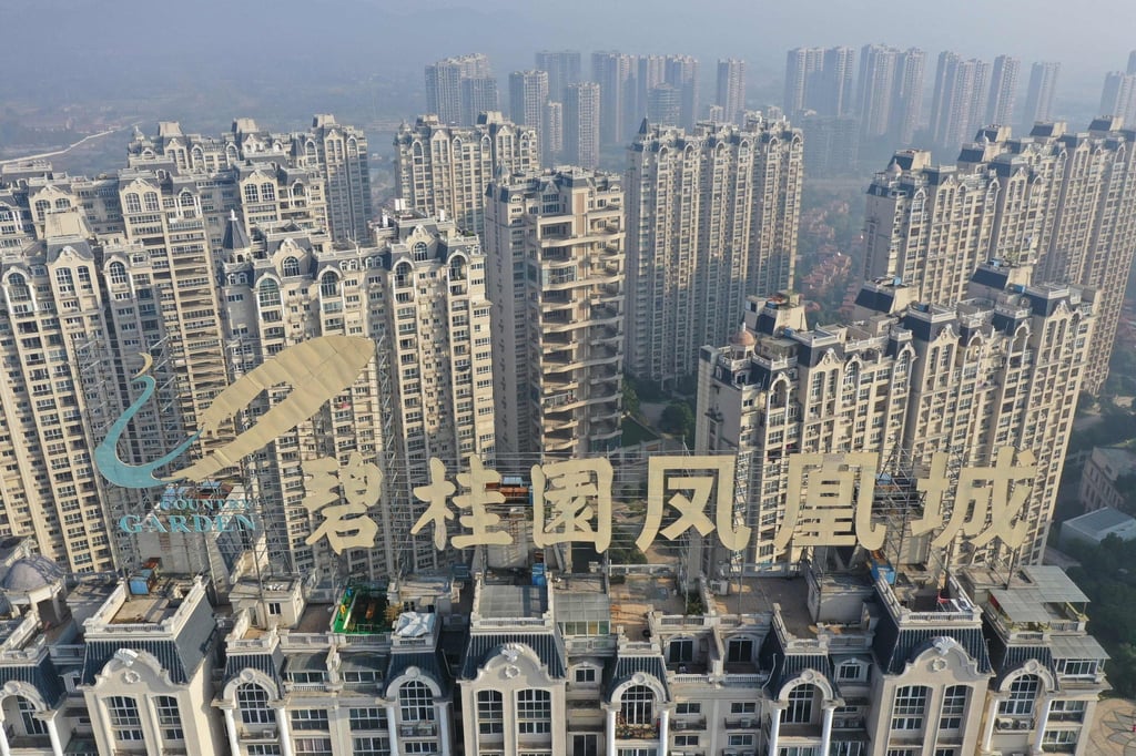 The Country Garden Holdings logo adorns a housing development in Zhenjiang, in China’s eastern Jiangsu province on October 31, 2021. The company saw its credit rating downgraded by Fitch Ratings on Monday. Photo: AFP
