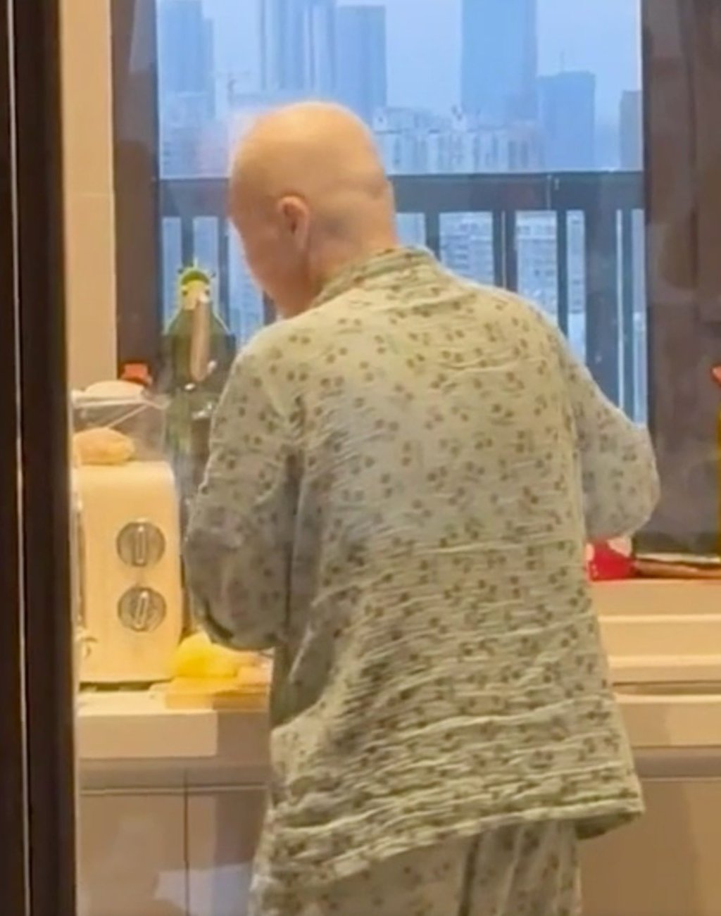 Deng said his mother had undergone three rounds of chemotherapy, but no matter how painful it was, she never complained. Photo: enorth.com.cn Deng said his mother had undergone three rounds of chemotherapy, but no matter how painful it was, she never complained. Photo: enorth.com.cn