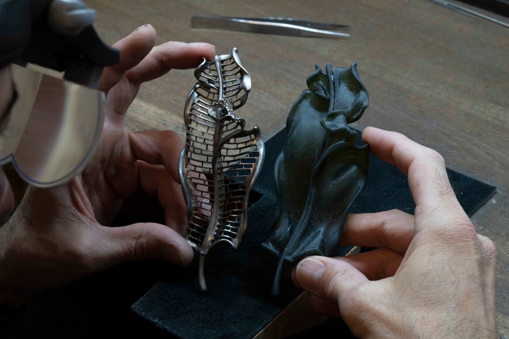 The banana leaf, ready for the thousands of gems that will ornament it.