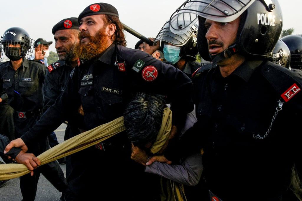 Police officers detain a man during a protest to condemn the shooting incident on a long march held by Pakistan’s former Prime Minister Imran Khan in Wazirabad, Pakistan on Friday. Photo: Reuters Police officers detain a man during a protest to condemn the shooting incident on a long march held by Pakistan’s former Prime Minister Imran Khan in Wazirabad, Pakistan on Friday. Photo: Reuters