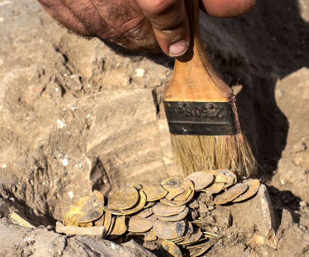 Gold coins dating to the Abbasid Caliphate, unearthed during a press presentation of the discovery at an archaeological site near Tel Aviv in central Israel, on August 18, 2020. Photo: AFP