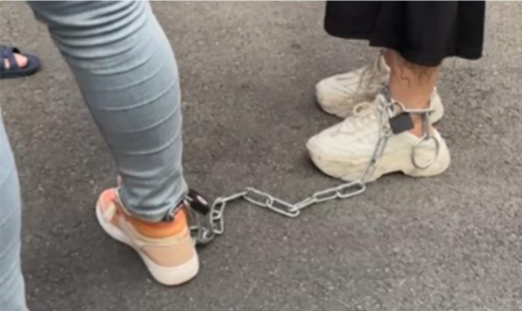 Confused restaurant staff offered to help break the chain with pliers, but the women refused, saying that would break the rules of the game. Photo: The Paper