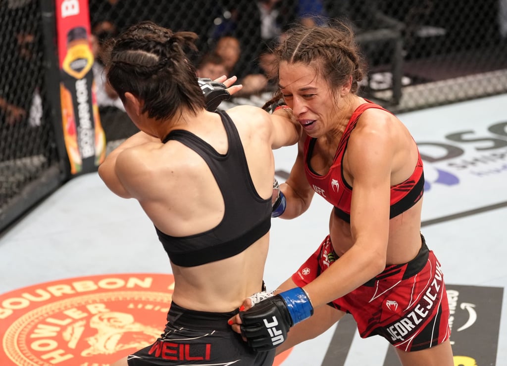 Zhang Weili knocks out Joanna Jedrzejczyk with a spinning back fist. Photo: Jeff Bottari/Zuffa LLC Zhang Weili knocks out Joanna Jedrzejczyk with a spinning back fist. Photo: Jeff Bottari/Zuffa LLC
