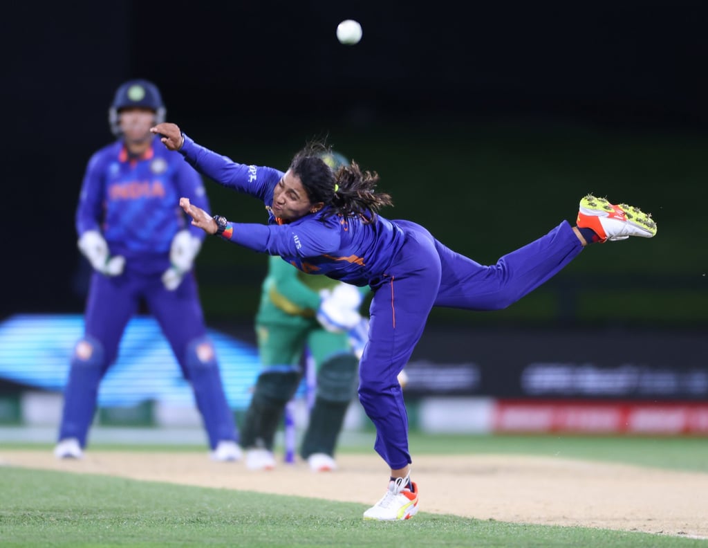 Sneh Rana from India dives and misses a catch off Mignon Du Preez from South Africa as Richa Ghosh from India looks on at during the 2022 ICC Women’s Cricket World Cup. Photo: Getty Images
