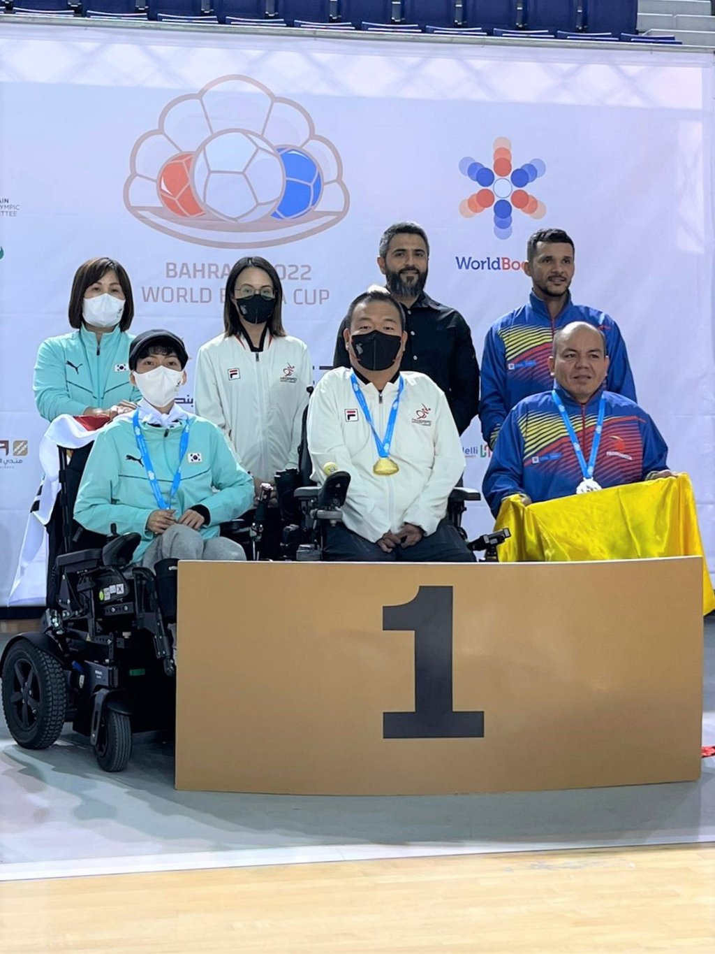 Leung Yuk-wing (centre, front) won the men’s BC4 individual title at the Bahrain World Cup. Photo: HKSAPD