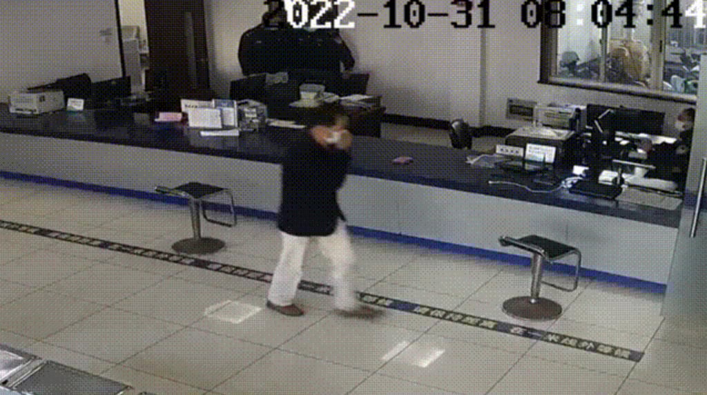 ‘The phone isn’t worth much, but the photos in it are very special to me’, a distraught Wang tells police. Photo: Weixin ‘The phone isn’t worth much, but the photos in it are very special to me’, a distraught Wang tells police. Photo: Weixin