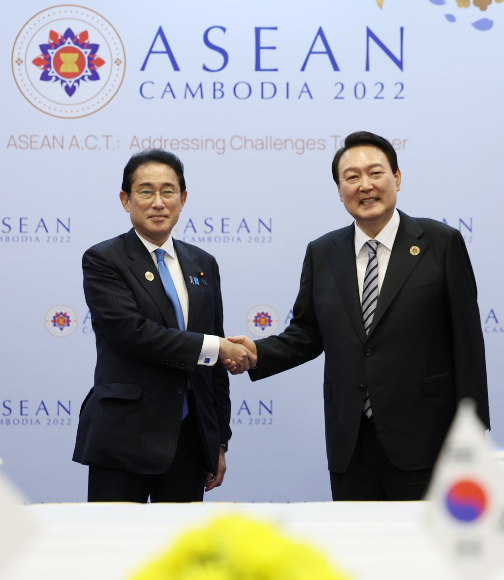 Japanese Prime Minister Fumio Kishida (left) and South Korean President Yoon Suk-yeol on the sidelines of the Asean Summit in Cambodia on Sunday. Photo: YNA/dpa Japanese Prime Minister Fumio Kishida (left) and South Korean President Yoon Suk-yeol on the sidelines of the Asean Summit in Cambodia on Sunday. Photo: YNA/dpa