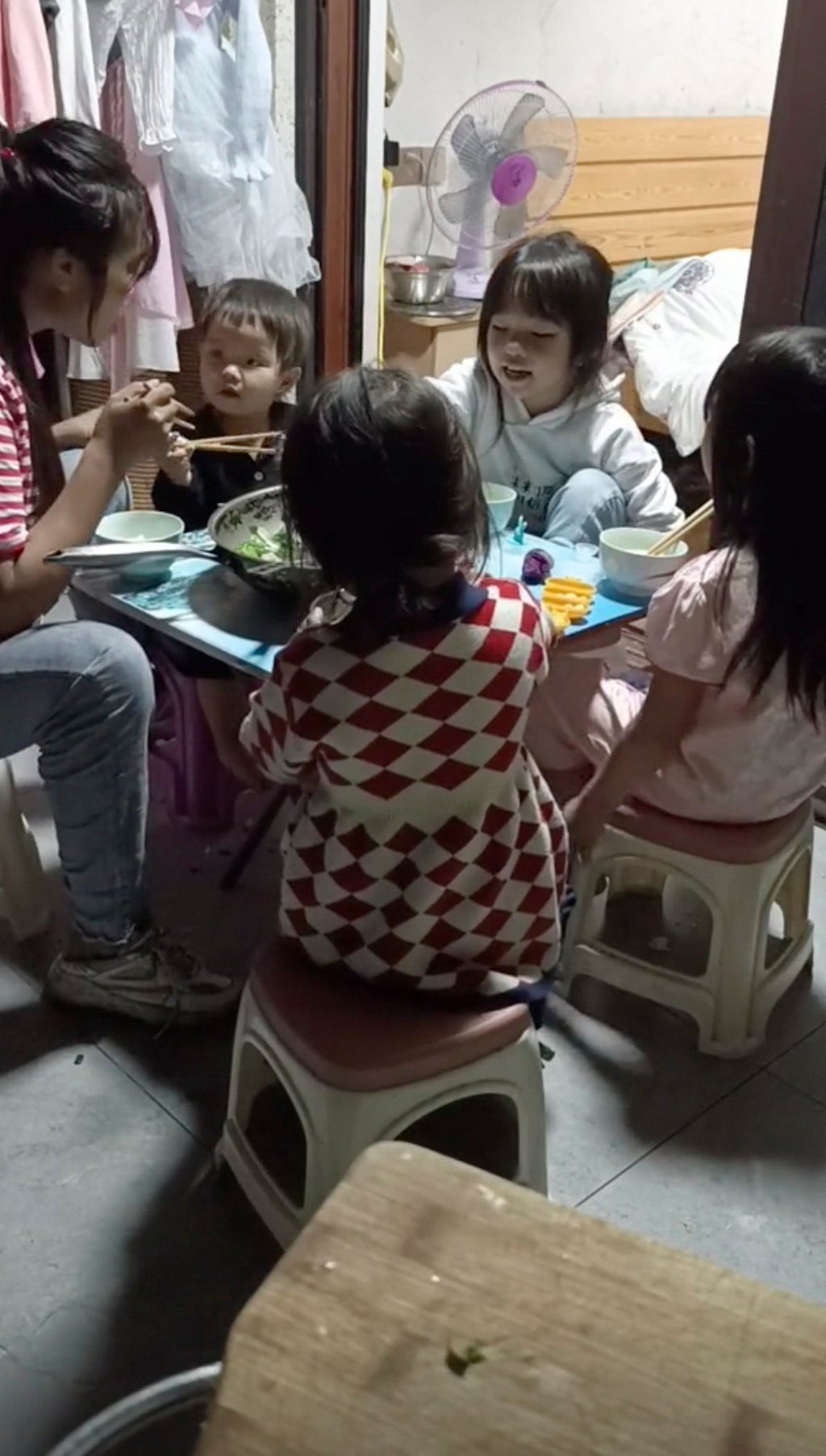 ‘Divorce has both advantages and disadvantages. My daughters and I shall not have to bear abuse from him if we divorce,’ says Hu. Photo: Douyin ‘Divorce has both advantages and disadvantages. My daughters and I shall not have to bear abuse from him if we divorce,’ says Hu. Photo: Douyin