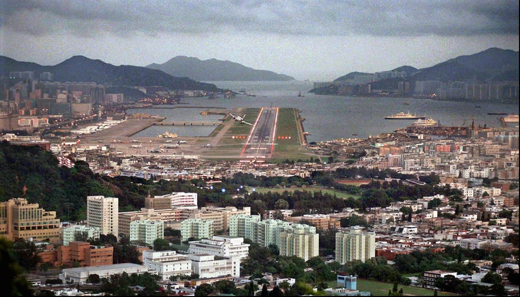 A plane approaches the runway of Kai Tak International Airport on June 16, 1998. Photo: AP