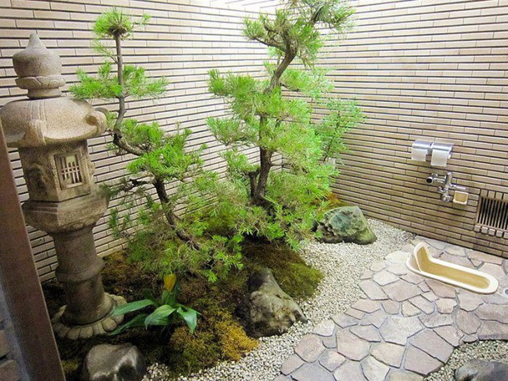 The Resuto Ujo restaurant, in the city of Echizen, has an open-air, walled toilet in which the user is surrounded by a miniature Japanese garden. Photo: Twitter / @masdhafm