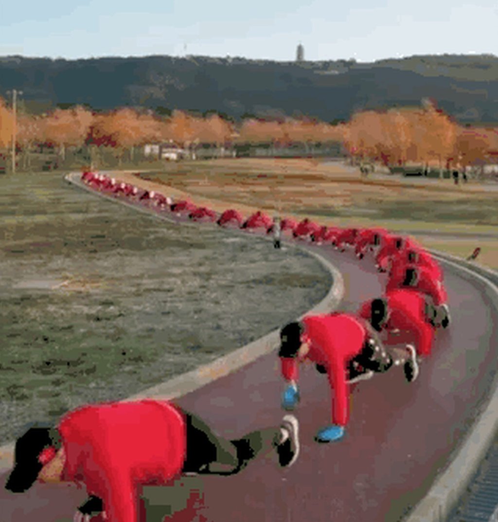 Doing the “crocodile crawl” to a healthier life has become a fad among older people in some Chinese cities and is spreading across the country. Photo: myzaker.com