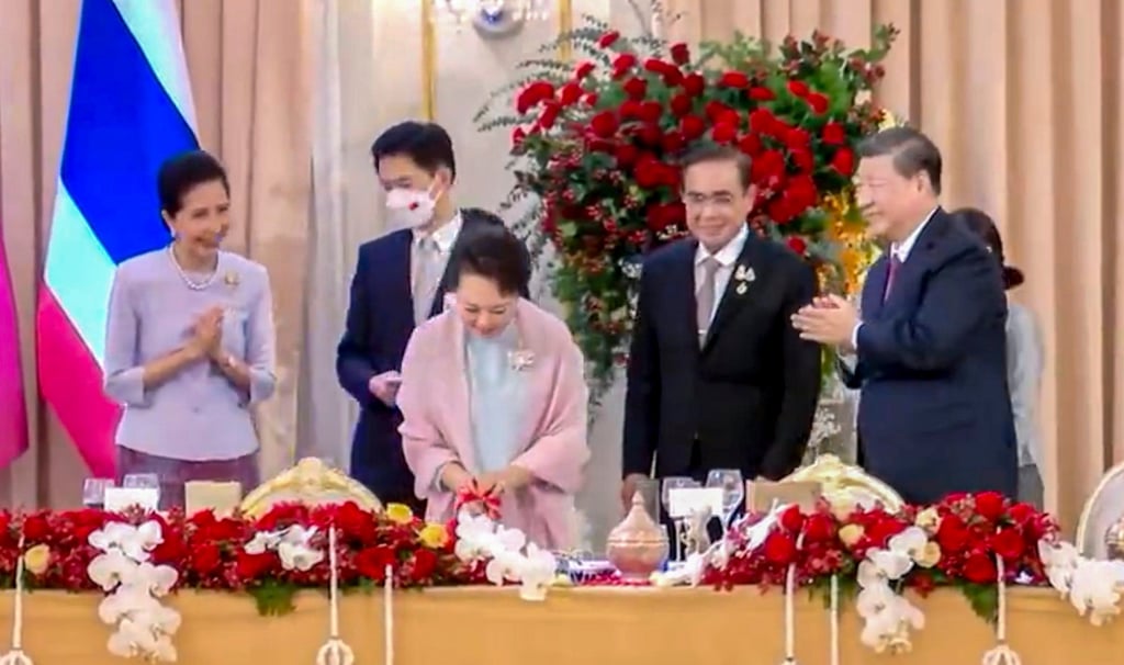 Peng Liyuan (centre), wife of Chinese President Xi Jinping, cuts birthday cake at a banquet hosted by Thai Prime Minister Prayuth Chan-ocha in Bangkok on Saturday. Photo: Twitter Peng Liyuan (centre), wife of Chinese President Xi Jinping, cuts birthday cake at a banquet hosted by Thai Prime Minister Prayuth Chan-ocha in Bangkok on Saturday. Photo: Twitter