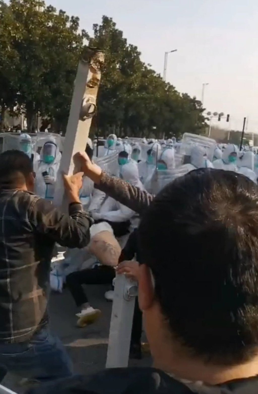 Violent clashes between workers at the Foxconn Zhengzhou plant and security staff break out. Photo: Weibo Violent clashes between workers at the Foxconn Zhengzhou plant and security staff break out. Photo: Weibo