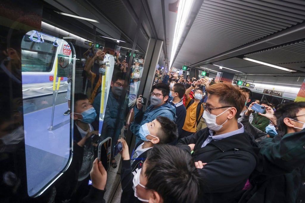 The new eight-car train ran on the Kwun Tong line until 12.45pm on Sunday. Photo: Jonathan Wong The new eight-car train ran on the Kwun Tong line until 12.45pm on Sunday. Photo: Jonathan Wong