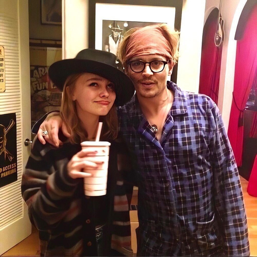 Johnny Depp and Lily-Rose Depp seem to share a close relationship. Photo: @Platoon19792/Twitter