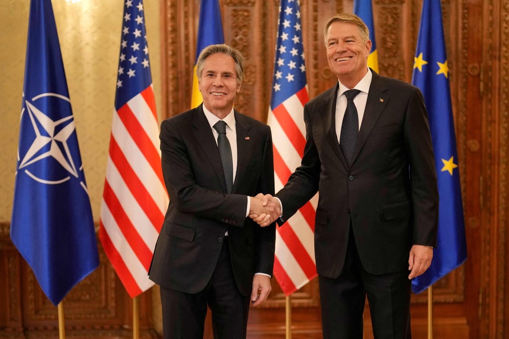 US Secretary of State Antony Blinken (L) shakes hands with Romania’s President Klaus Iohannis as they attend a visit at the Romanian Athenaeum in Bucharest on November 29, 2022. Photo: AFP