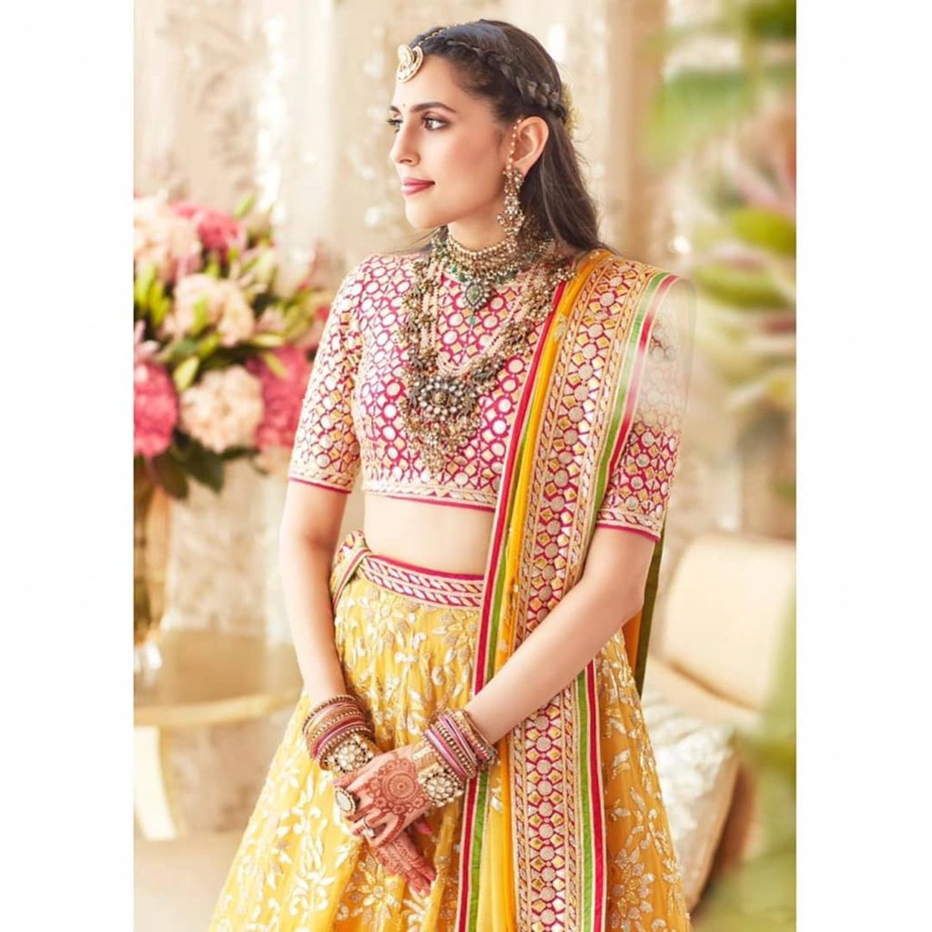 Shloka Mehta wears gota – gold and silver lace from the city of Lucknow. Photo: @abujanisandeepkhosla/Instagram