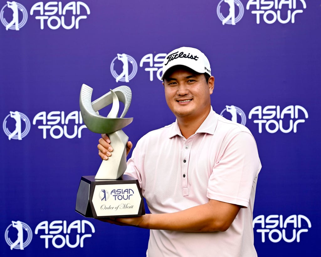 Sihwan Kim with the Asian Tour Order of Merit trophy. Photo: Asian Tour