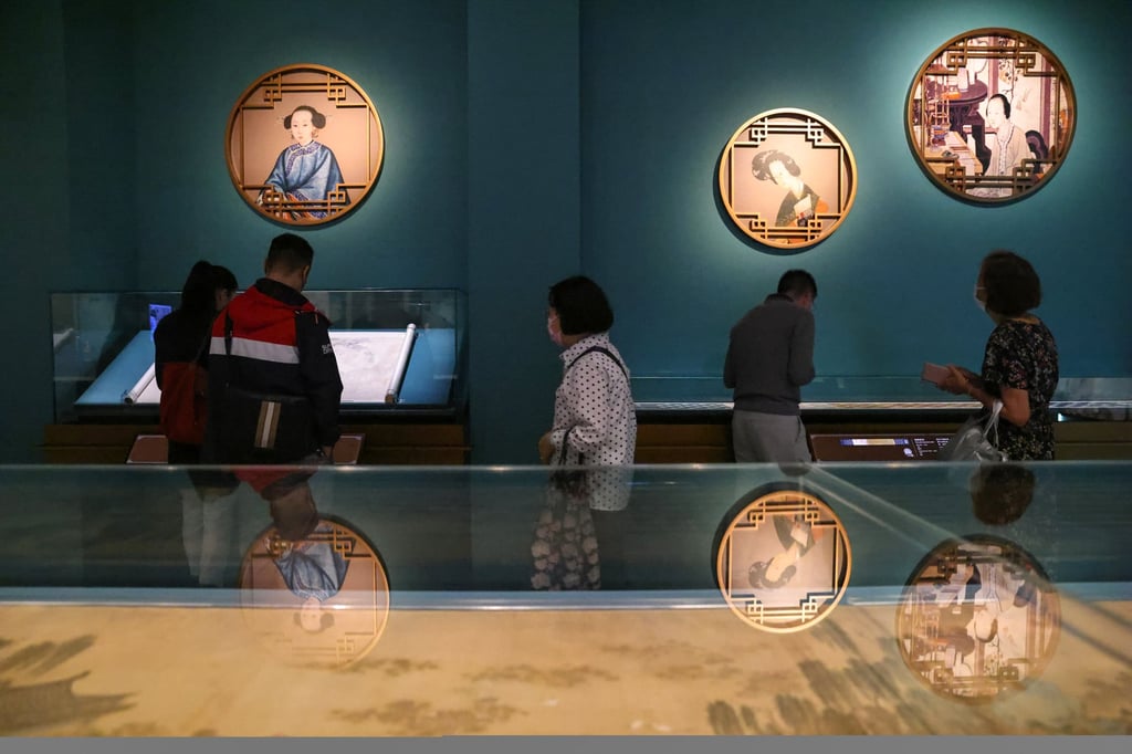People visit the “Women and Femininity in Ancient China – Treasures from the Nanjing Museum” show at the Hong Kong Heritage Museum in Sha Tin. Photo: K.Y. Cheng People visit the “Women and Femininity in Ancient China – Treasures from the Nanjing Museum” show at the Hong Kong Heritage Museum in Sha Tin. Photo: K.Y. Cheng