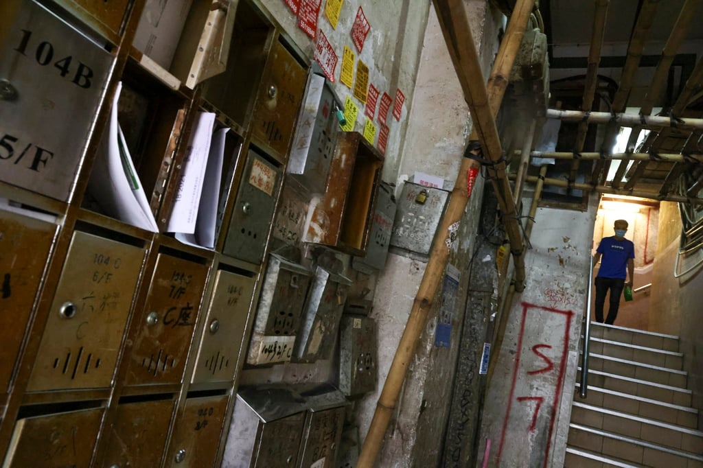 Hong Kong’s chief executive says the quality of life of residents of subdivided flats should be taken into account when deciding if temporary housing is too costly. Photo: K.Y. Cheng Hong Kong’s chief executive says the quality of life of residents of subdivided flats should be taken into account when deciding if temporary housing is too costly. Photo: K.Y. Cheng