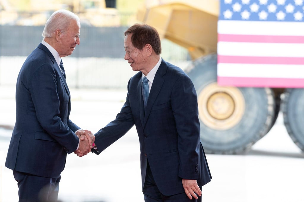 US President Joe Biden shakes hands with Mark Liu, chairman of TSMC (right), during a ceremony in Phoenix, Arizona, Dec. 6, 2022. Photo: Bloomberg US President Joe Biden shakes hands with Mark Liu, chairman of TSMC (right), during a ceremony in Phoenix, Arizona, Dec. 6, 2022. Photo: Bloomberg