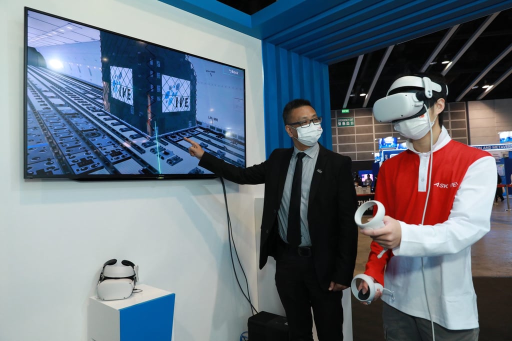 A student experiences VTC’s virtual reality training facility for the aviation industry. Photo: VTC