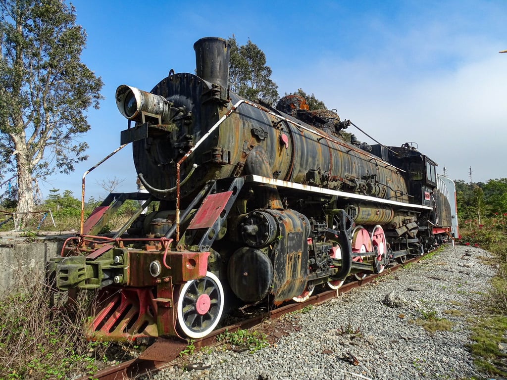 Greg Abandoned found this Interlaken steam engine in Shenzhen. After he photographed it, the locomotive was moved. Photo: Greg Abandoned Greg Abandoned found this Interlaken steam engine in Shenzhen. After he photographed it, the locomotive was moved. Photo: Greg Abandoned