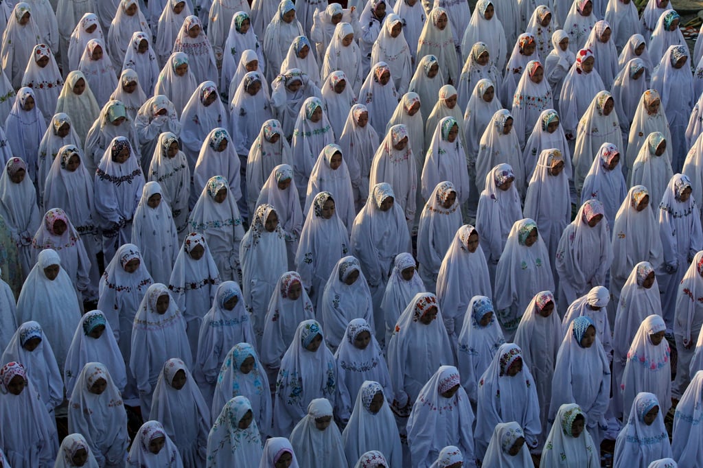 Indonesian Muslims praying at a mosque in East Java. Photo: via Reuters