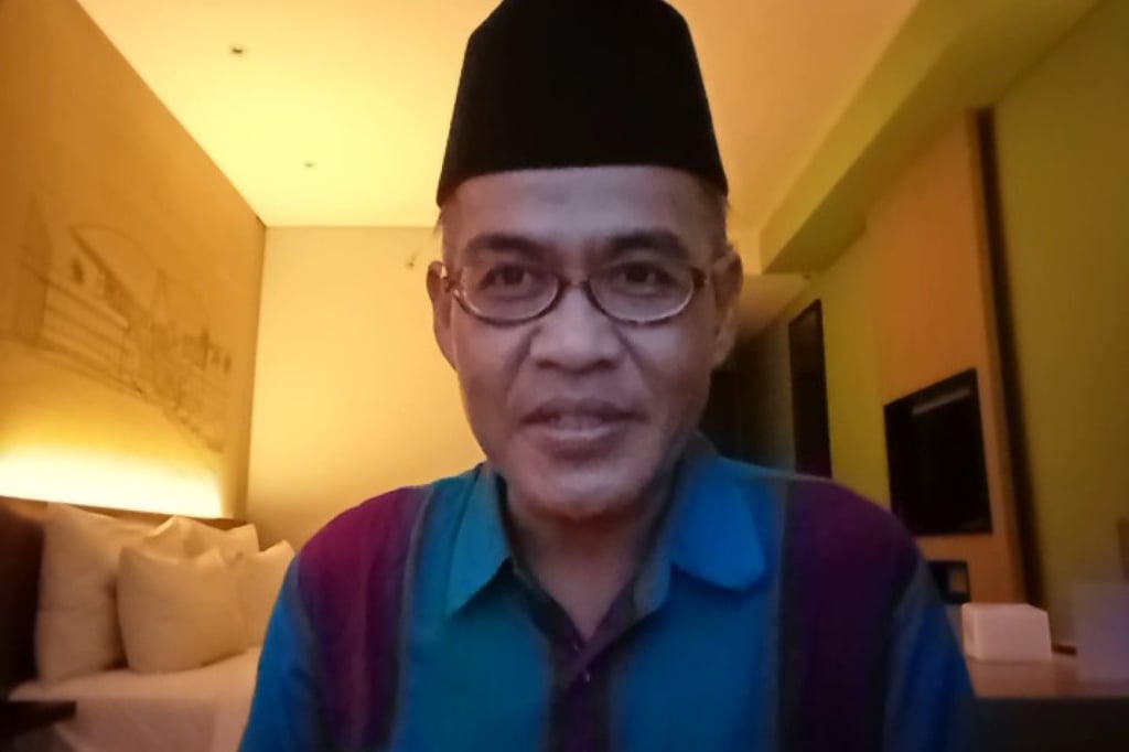 Muslim cleric Aan Anshori speaks into his smartphone camera as he delivers his Christmas goodwill message. Photo: Handout Muslim cleric Aan Anshori speaks into his smartphone camera as he delivers his Christmas goodwill message. Photo: Handout