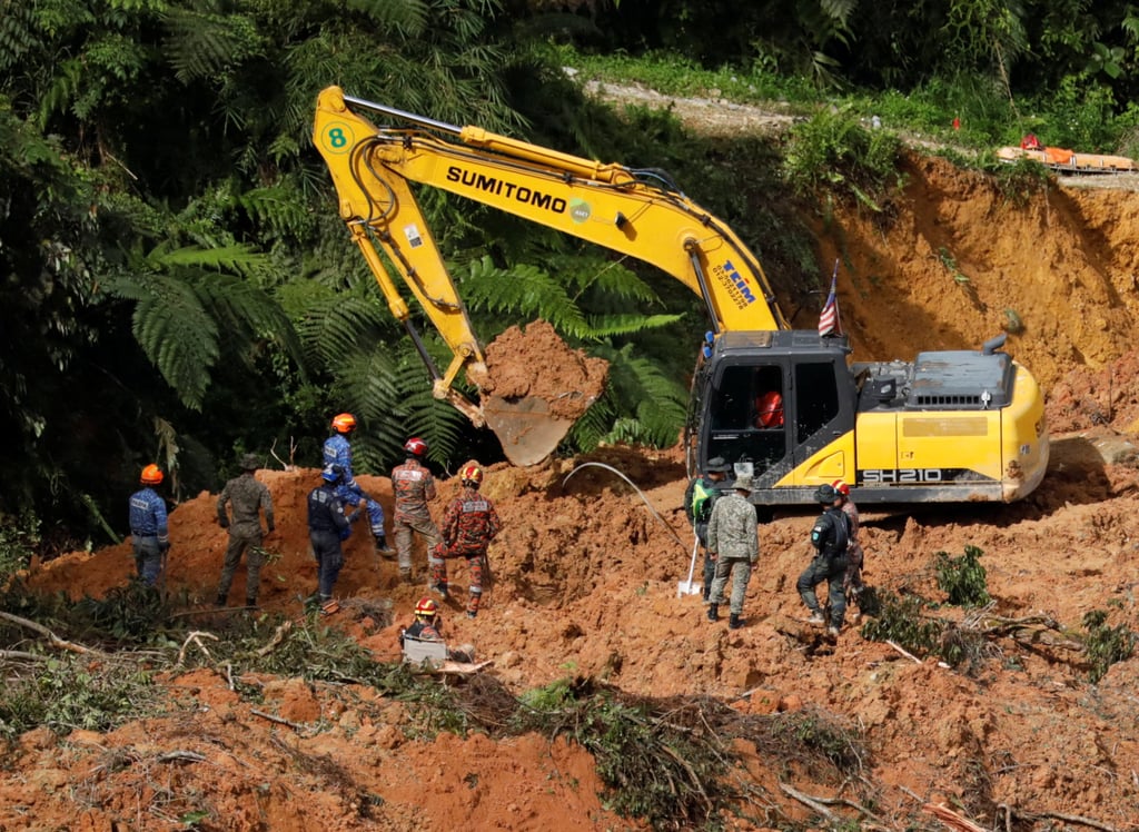 Rescuers use an earth mover last weekend as they searched for victims of the landslide at a campsite in Batang Kali, Selangor. Photo: Reuters Rescuers use an earth mover last weekend as they searched for victims of the landslide at a campsite in Batang Kali, Selangor. Photo: Reuters