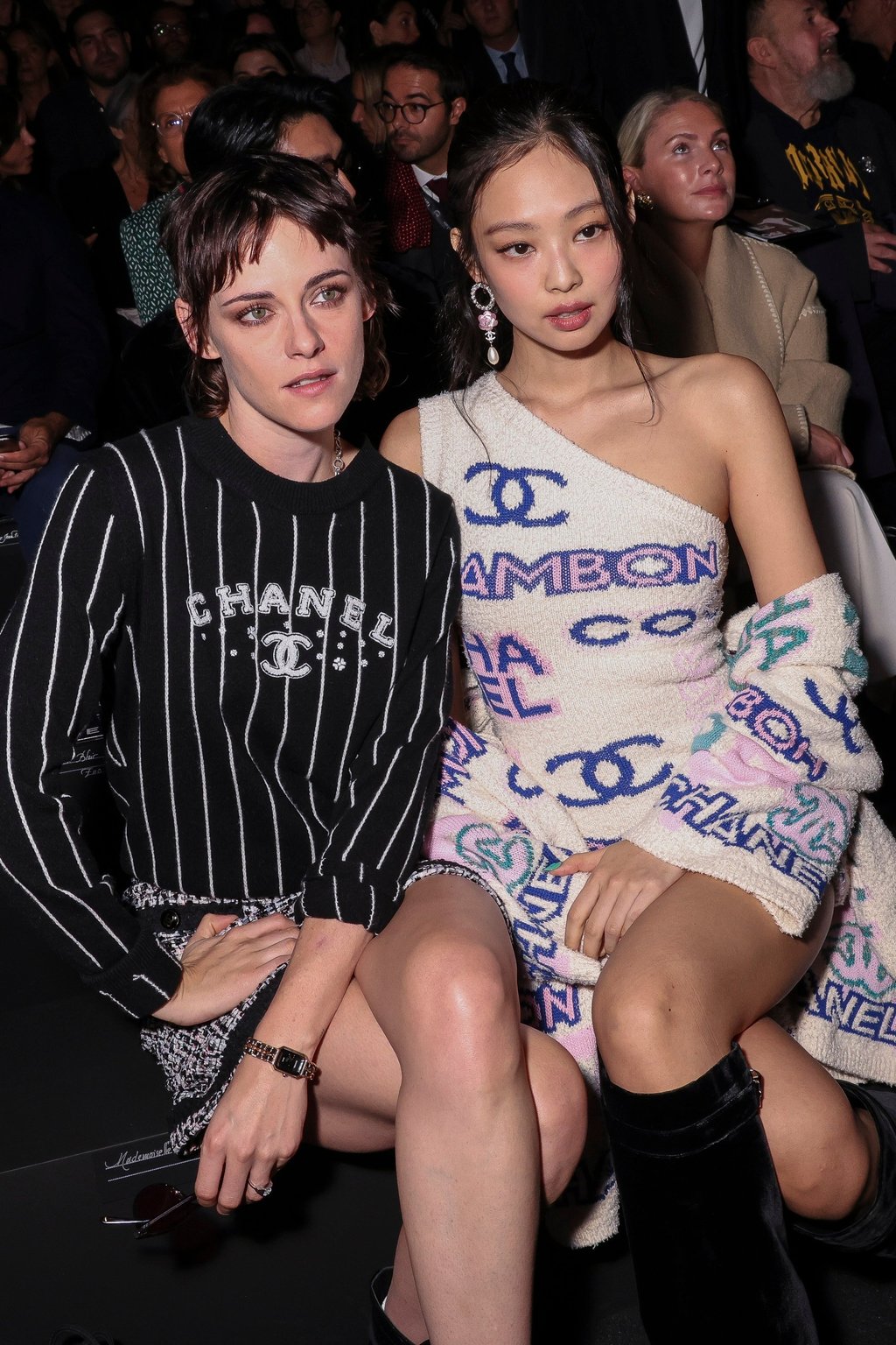 Kristen Stewart and Jennie Kim at the Chanel ready-to-wear spring/summer 2023 fashion collection on October 4, in Paris. Photo: AP Kristen Stewart and Jennie Kim at the Chanel ready-to-wear spring/summer 2023 fashion collection on October 4, in Paris. Photo: AP